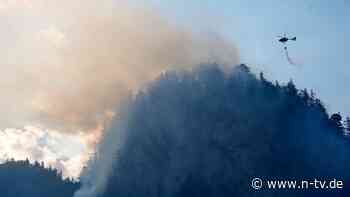Starke Rauchentwicklung: Bergwald im Gipfelbereich der Chiemgauer Alpen in Brand