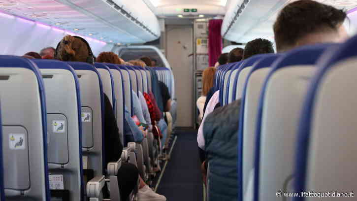 Niente più supplementi per far sedere i bambini accanto ai genitori in aereo, via libera del Parlamento europeo: ecco quando entrerà in vigore