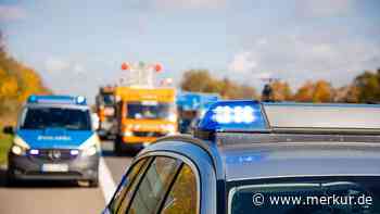 Seat brennt auf Autobahn aus – Feuerwehr löscht von Gegenfahrbahn - massive Auswirkungen