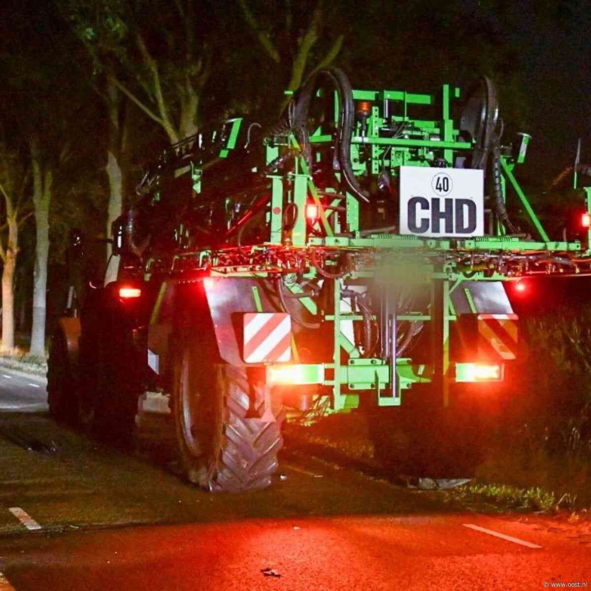 Bestuurder bestelbus vlucht na botsing met tractor in Sibculo