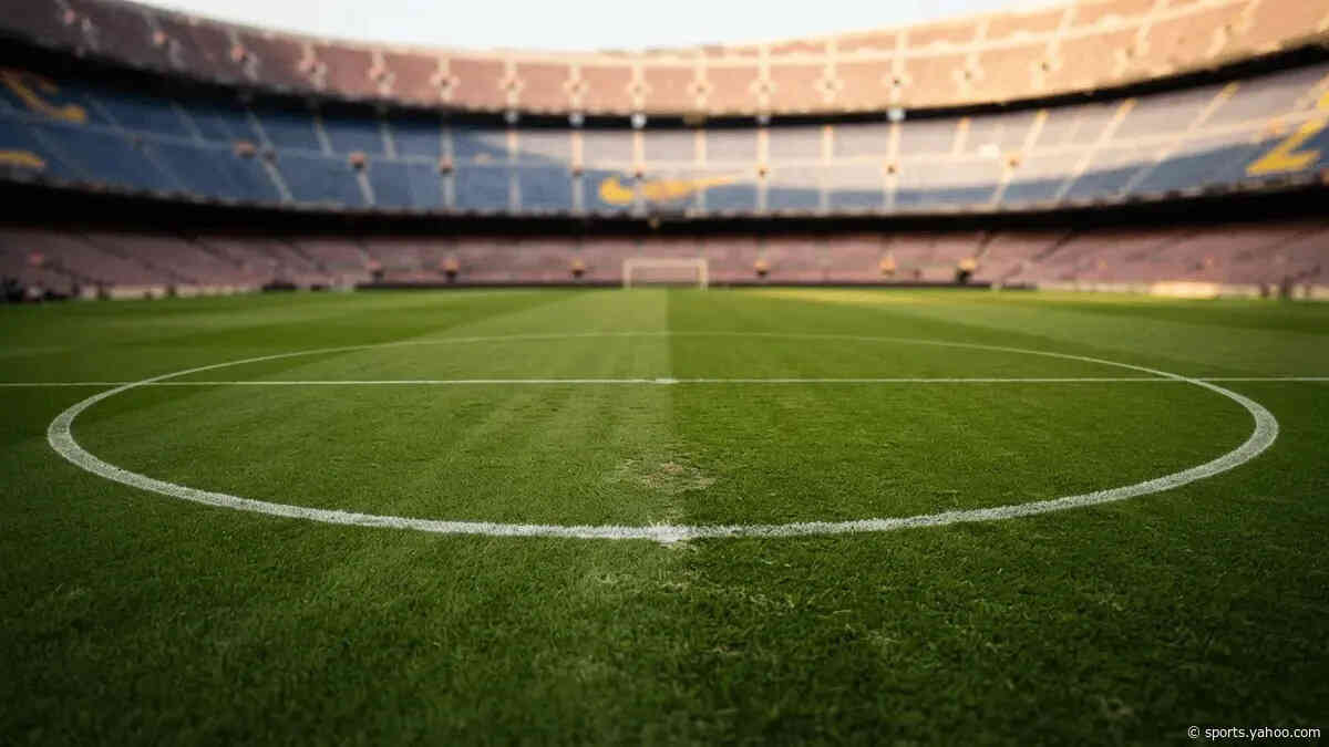De Jong Injury and Rift Push Barcelona Into Midfield Market