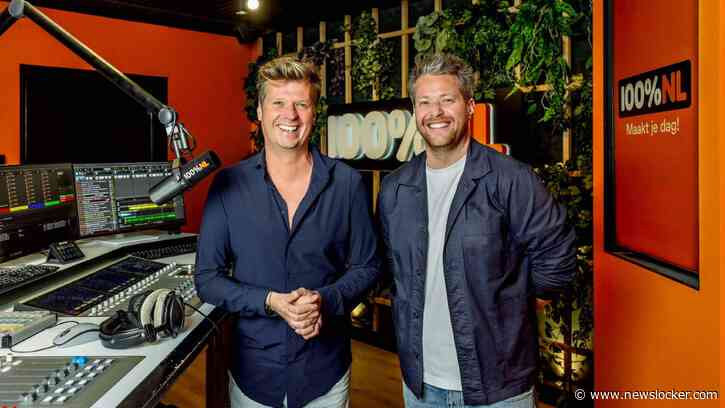 Radio-dj’s Wietze de Jager en Chris Bergström helpen 20-jarige kroegeigenaar achter de bar: ’Er moet altijd iemand bij zijn’