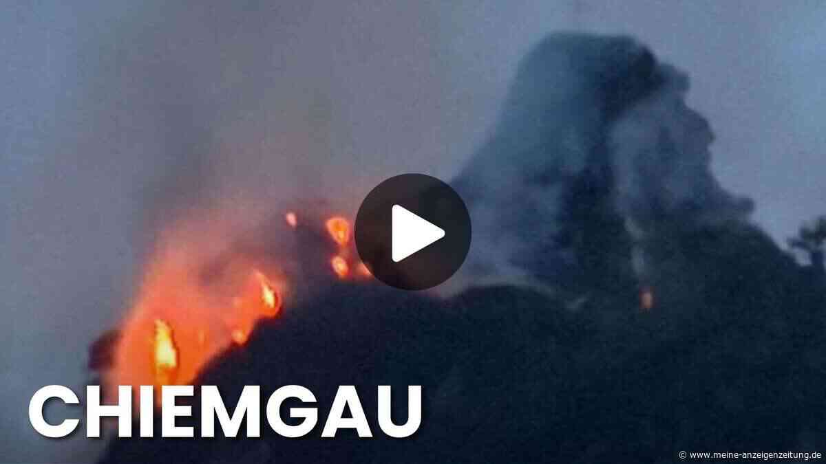 Bergspitze steht in Flammen: Video zeigt den Brand im Chiemgau aus nächster Nähe