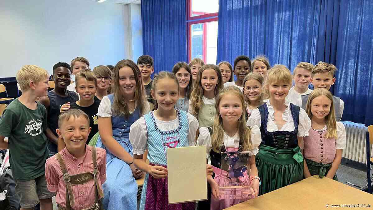 „Oida“ und „Oachkatzlschwoaf“– Fünftklässler aus Altötting gewinnen Bayerischen Dialektpreis