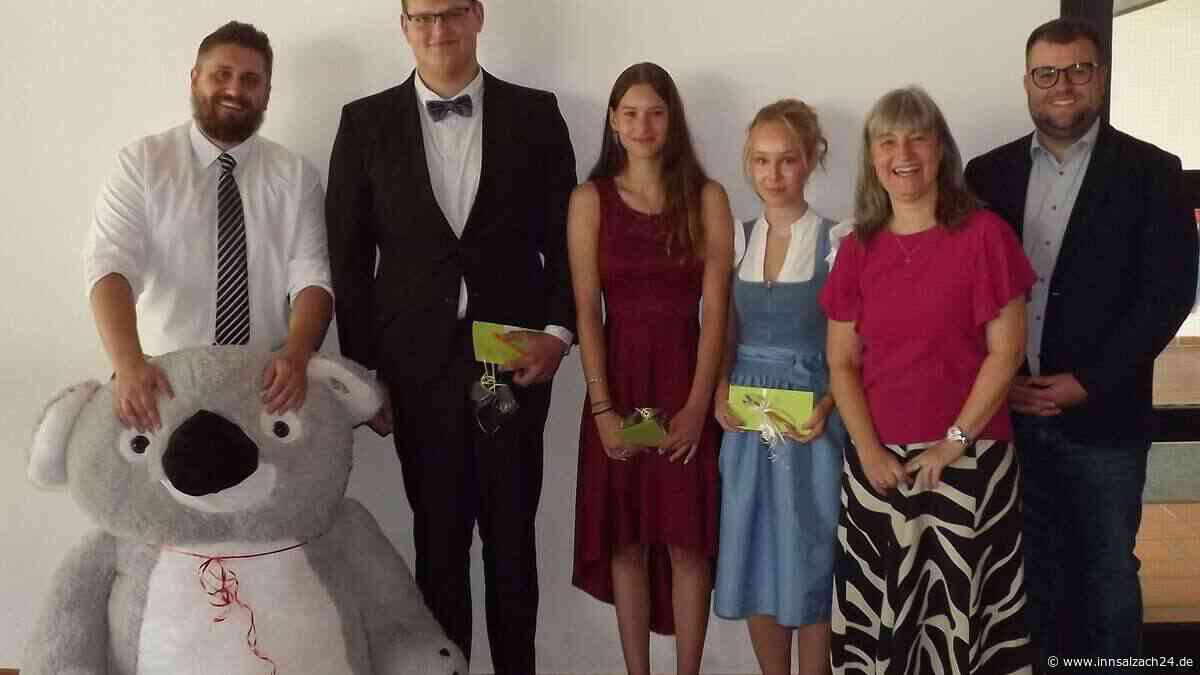 Mittelschule Neumarkt-St. Veit verabschiedet Absolventen – diese Schüler erhielten Sonderpreise