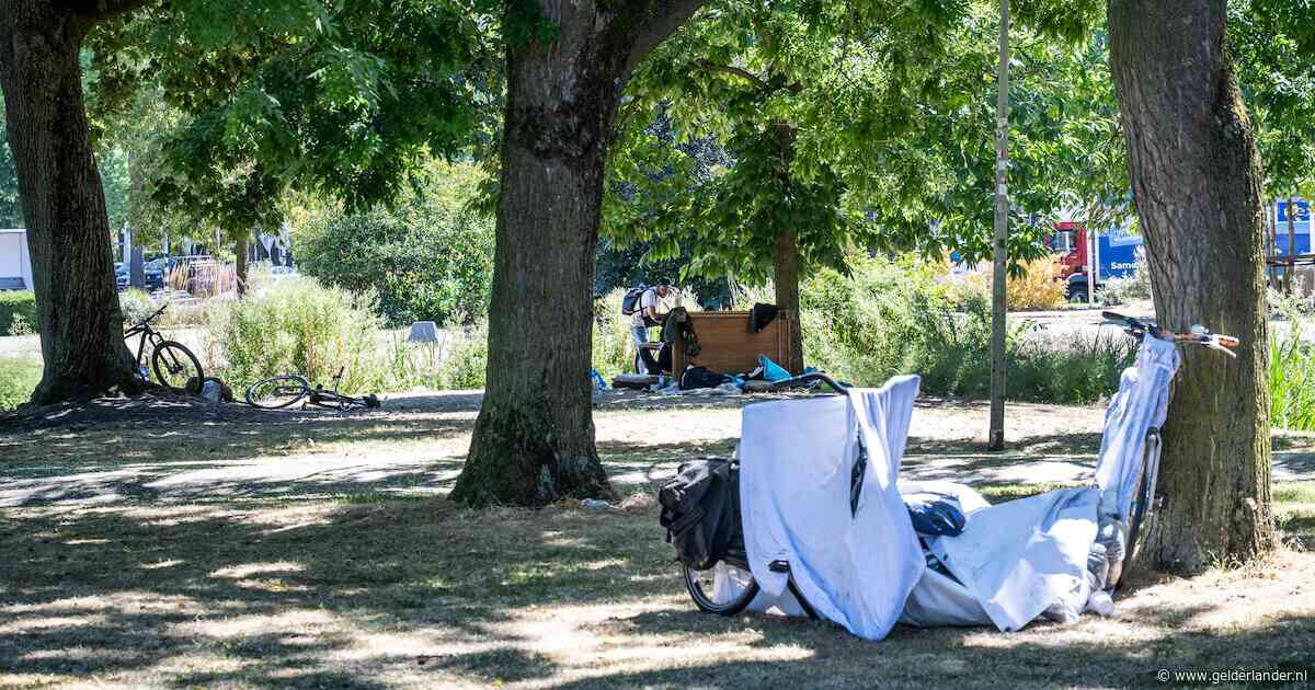 Beroemd verkeersplein in Nijmegen is terug als hotspot voor daklozen: ‘Hier kun je gewoon gebruiken’