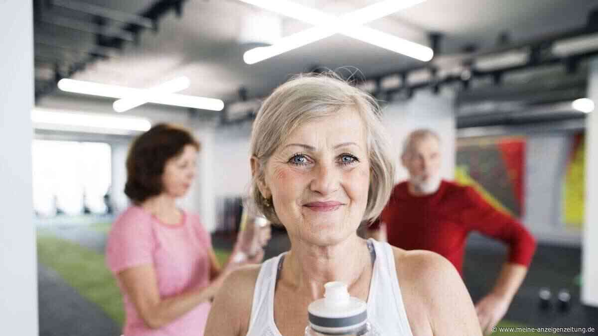 Diese Übung trainiert Kraft und Balance gleichzeitig – und eignet sich besonders ab 50