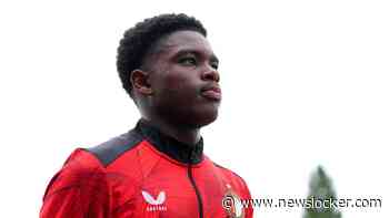 FC Twente brengt bod uit op Jerayno Schaken (17) van Feyenoord