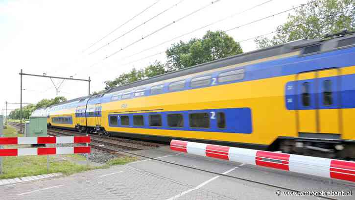 Geen treinen tussen Oss en Nijmegen, NS deelt water uit in gestrande trein