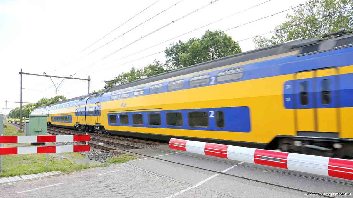 Geen treinen tussen Oss en Nijmegen, NS deelt water uit in gestrande trein