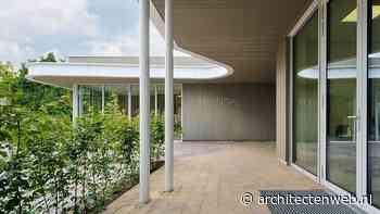 Kindcentrum door Sweco Architects brengt onderwijs, kinderopvang en buitenruimte samen in hart van dorp