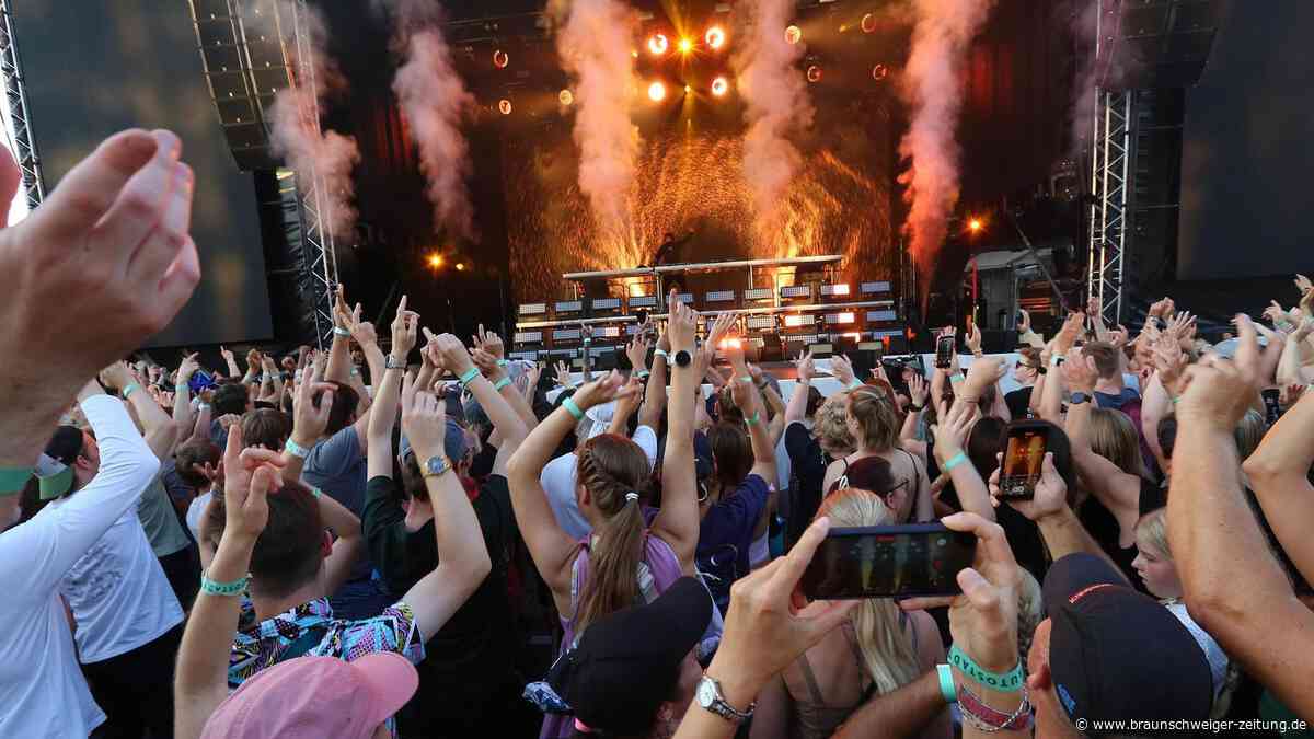 Heiße Nacht in Wolfsburg: Star-DJ Alan Walker fließt hinter der Maske der Schweiß