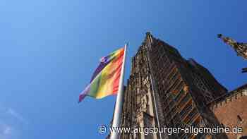 Mahnwache vor dem Ulmer Münster nach Terroranschlag beim CSD in Berlin: „Hass darf nicht gewinnen“