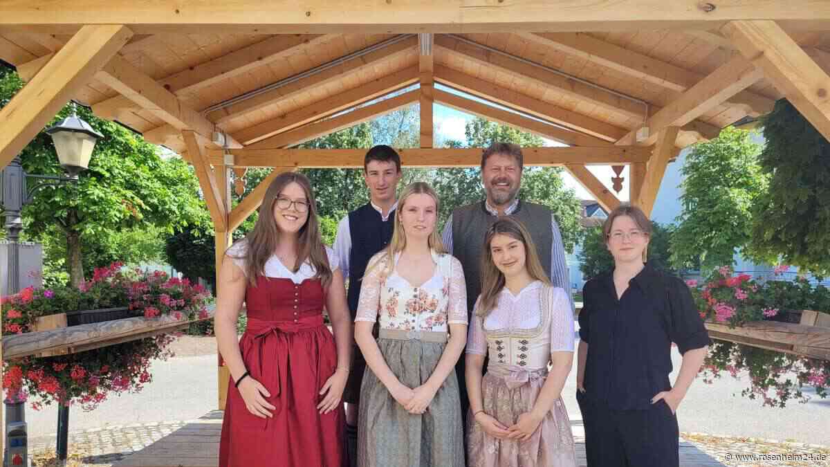 Eggstätt ehrt sieben Spitzen-Absolventen für ihre Traumnoten