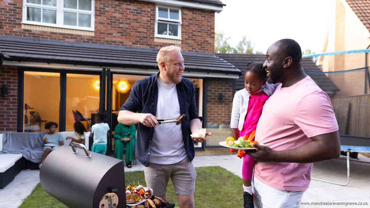 Households urged to follow '9pm rule' in gardens this summer