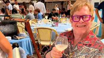36 Jahre nüchtern: Elton John stößt mit alkoholfreiem Sekt an