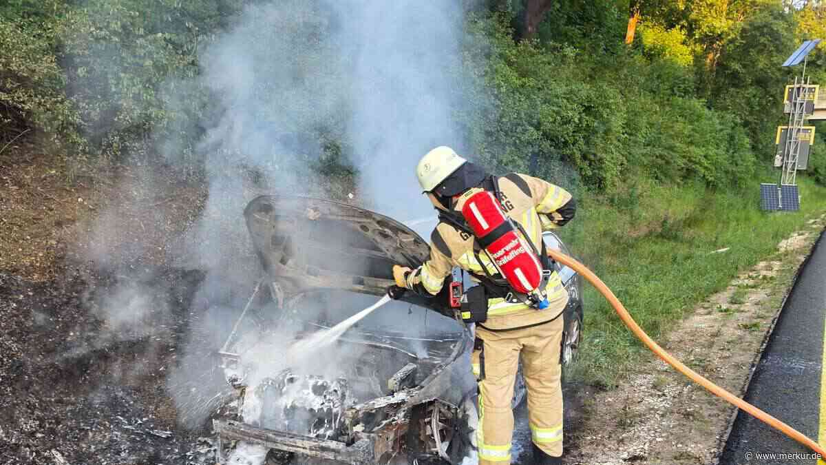 Pkw-Brand auf der A96 Richtung München: Schwierige Löscharbeiten –  Bilder vom Einsatz
