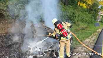 Pkw-Brand auf der A96 Richtung München: Schwierige Löscharbeiten –  Bilder vom Einsatz