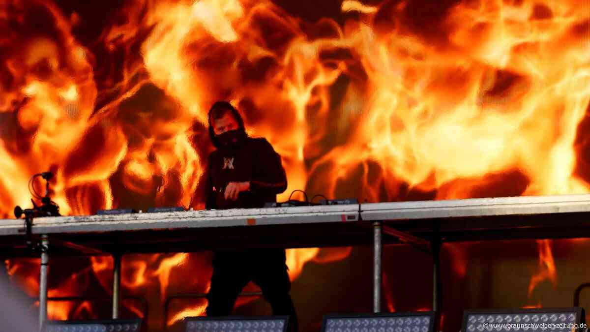 Heiße Nacht in Wolfsburg: Star-DJ Alan Walker fließt der Schweiß in die Maske