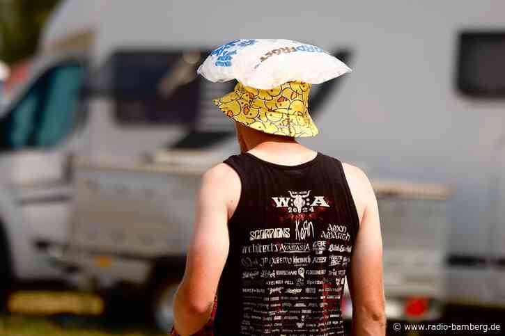 Pool und Eisbeutel: Metalfans trotzen bei Wacken der Hitze