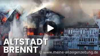 Feuer greift jetzt auch in historischer Altstadt um sich – Video zeigt Schäden
