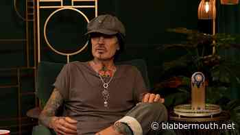 MÖTLEY CRÜE's TOMMY LEE Looks Back On Legal Battle With MICK MARS: 'That Whole Thing Was Awkward And Really Hurtful'