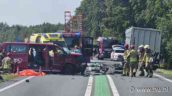 Dode en zes zwaargewonden bij ongeluk met busje en vrachtwagen in Overijssel