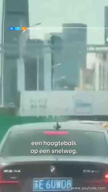 Metalen balk schiet dwars door auto op snelweg in China | RTL Nieuws