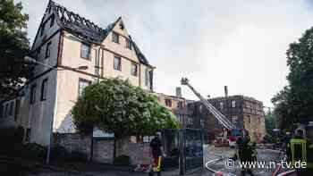 Erhebliche Schäden: Historisches Schloss Wallhausen steht seit Stunden in Flammen