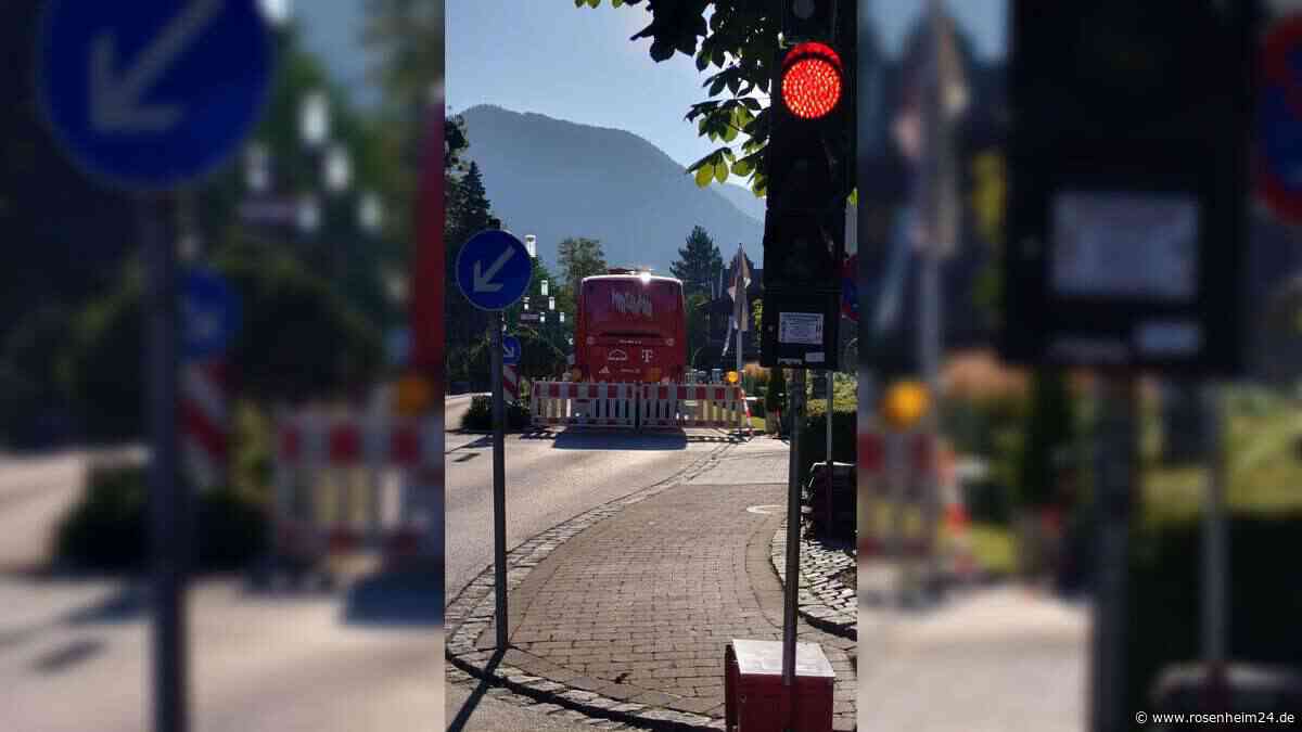 Fahrspur-Sperrung – Ampel-Regelung: Anwohner-Ärger wegen FC-Bayern-Trainingslager am Tegernsee