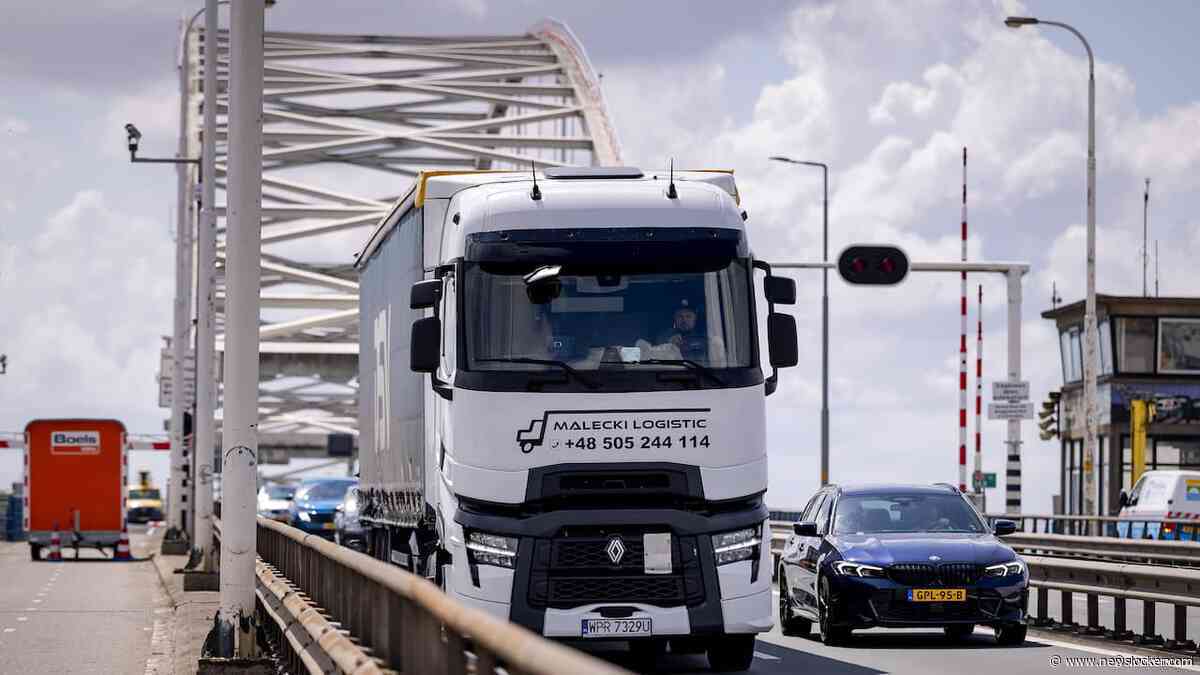 Minstens 96 boetes uitgedeeld aan vrachtwagens en touringcars op Merwedebrug