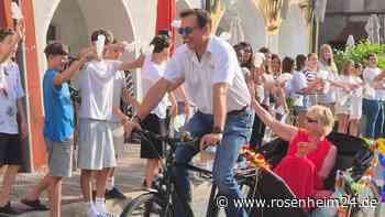 Rikscha-Fahrt durch Wasserburg: 300 Schüler stehen Spalier für ihre geliebte Schulleiterin