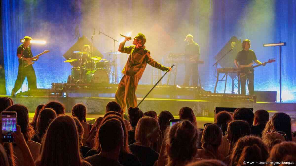 Kamrad spielt neue Single vor 1200 Fans – Loi berührt mit emotionalen Texten
