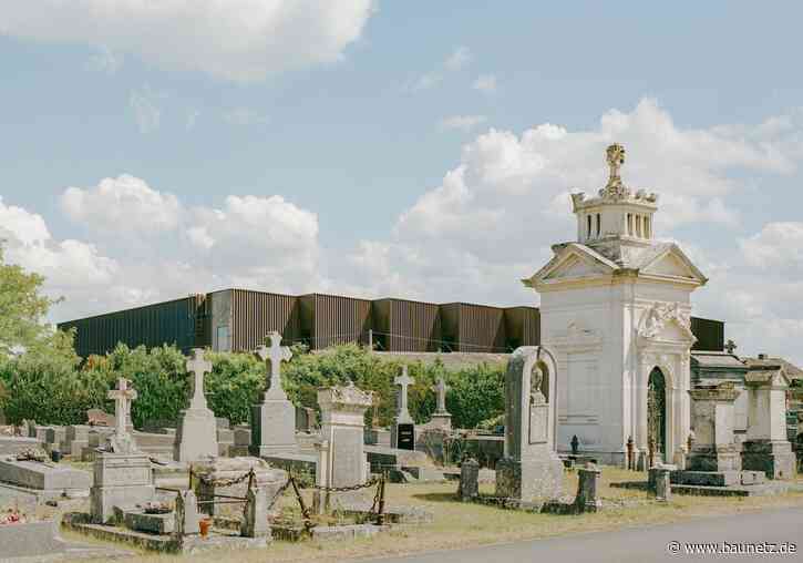 Zwischen Friedhof und Bahndamm - Sporthalle in Blois von RAUM architectes