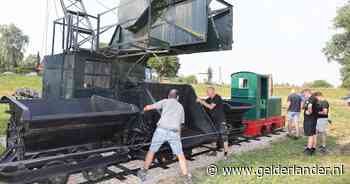 Tussen de koeien staat ineens een locomotief uit 1930: ‘Het waren allemaal roestbakken’