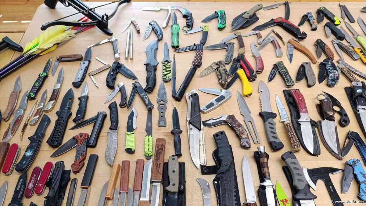 Wohnungsdurchsuchung in Oberbayern: Polizei findet Drogen und zahlreiche Waffen – Mann in Untersuchungshaft