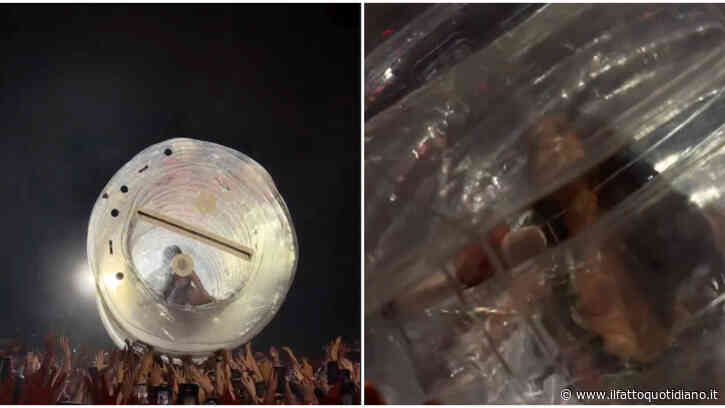 “Portatemi al palco, oh mio dio!”: Katy Perry disperata finisce dentro una bottiglia gigante e il pubblico se la dimentica lì- IL VIDEO