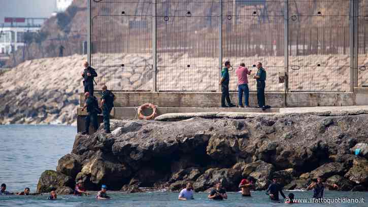 Spagna, Ceuta chiede al governo di dichiarare lo stato di emergenza per i migranti: 1500 arrivati a nuoto in una settimana