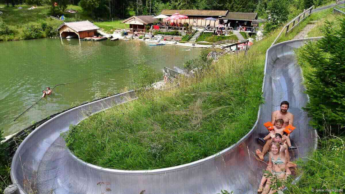 Mann prallt gegen Rutsche und geht bewusstlos unter – Badegäste retten ihn