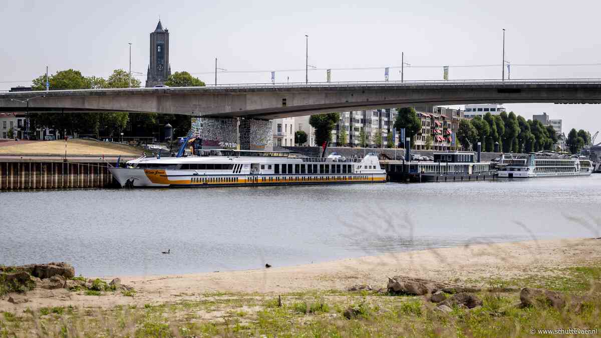 Laagste waterstand ooit dwingt waterbeheerders tot nieuwe ingrepen, scheepvaart blijft geraakt