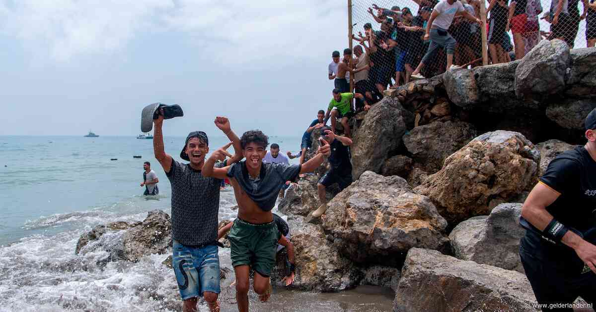 Duizenden migranten bestormen vanuit Marokko EU-grondgebied in Spaanse exclave