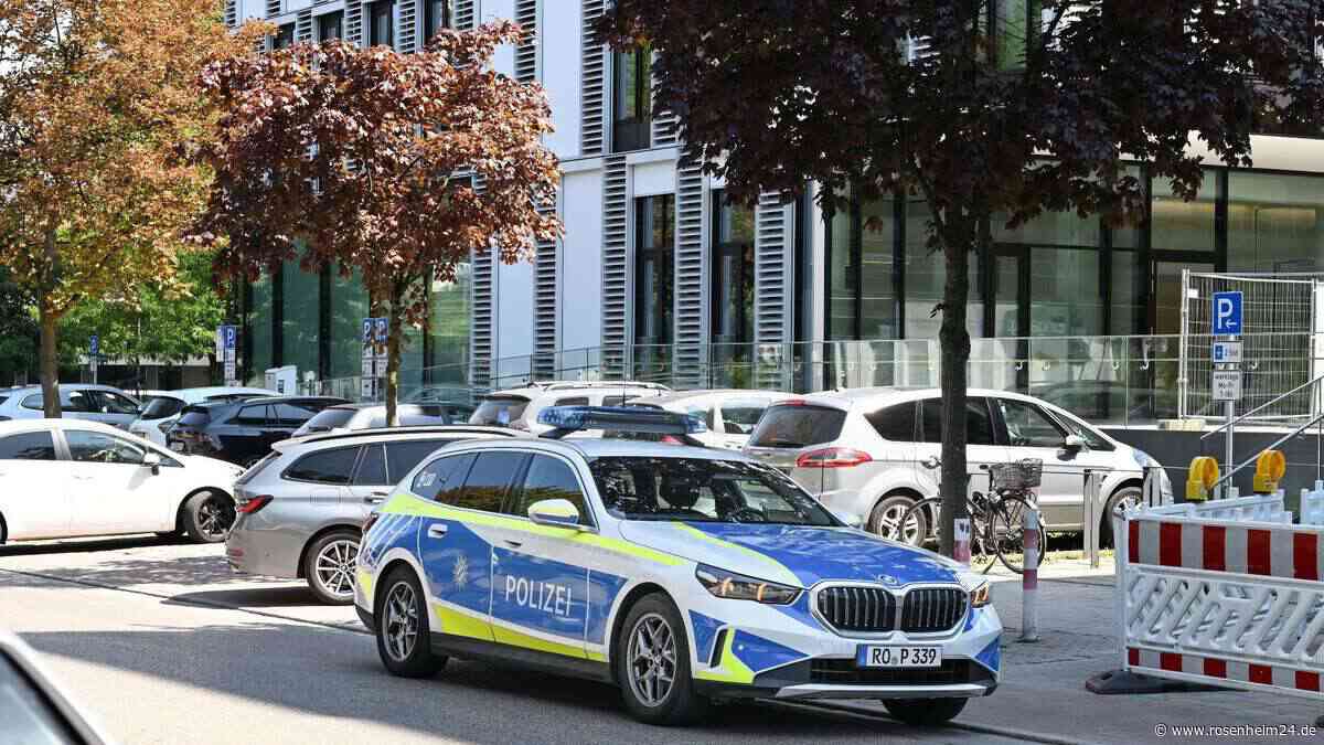 Polizeieinsatz im Landratsamt Rosenheim: Randalierer wirft offenbar mit Stühlen