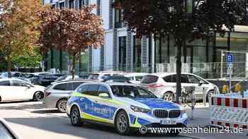 Polizeieinsatz im Landratsamt Rosenheim: Randalierer wirft offenbar mit Stühlen