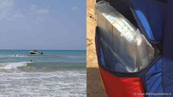 Pacchi pieni di banconote gettati in mare da due persone a bordo di un motoscafo in panne: i bagnanti corrono a recuperare il denaro, intervengono le forze dell’ordine