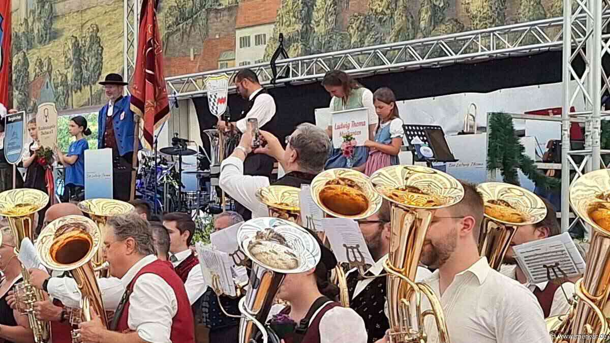 Dachauer Volksfest: Fünf Blaskapellen spielen mit über 100 Instrumenten im Festzelt