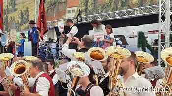 Dachauer Volksfest: Fünf Blaskapellen spielen mit über 100 Instrumenten im Festzelt