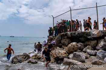 Ceuta: Spanish enclave calls for army as thousands of African migrants arrive from sea