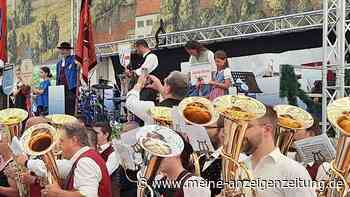 Vorfreude aufs Dachauer Volksfest: Fünf Blaskapellen spielen mit über 100 Instrumenten im Festzelt