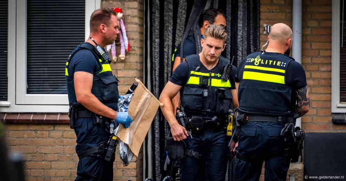 Dreiging  met vuurwapen: agen­ten in kogelweren­de vesten houden verdachte aan in Nijmegen