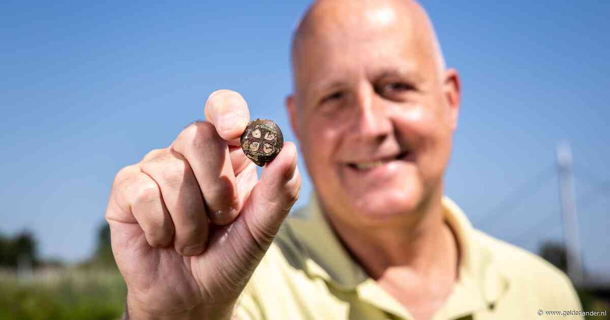 Jurrien (56) bewaart vondst bijna 40 jaar in ijsbakje, tot een kenner bleek wegtrekt als hij het bolletje ziet